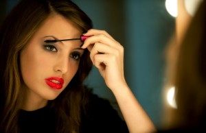 Những sai lầm phổ biến mà phái đẹp hay mắc phải khi sử dụng mascara 1