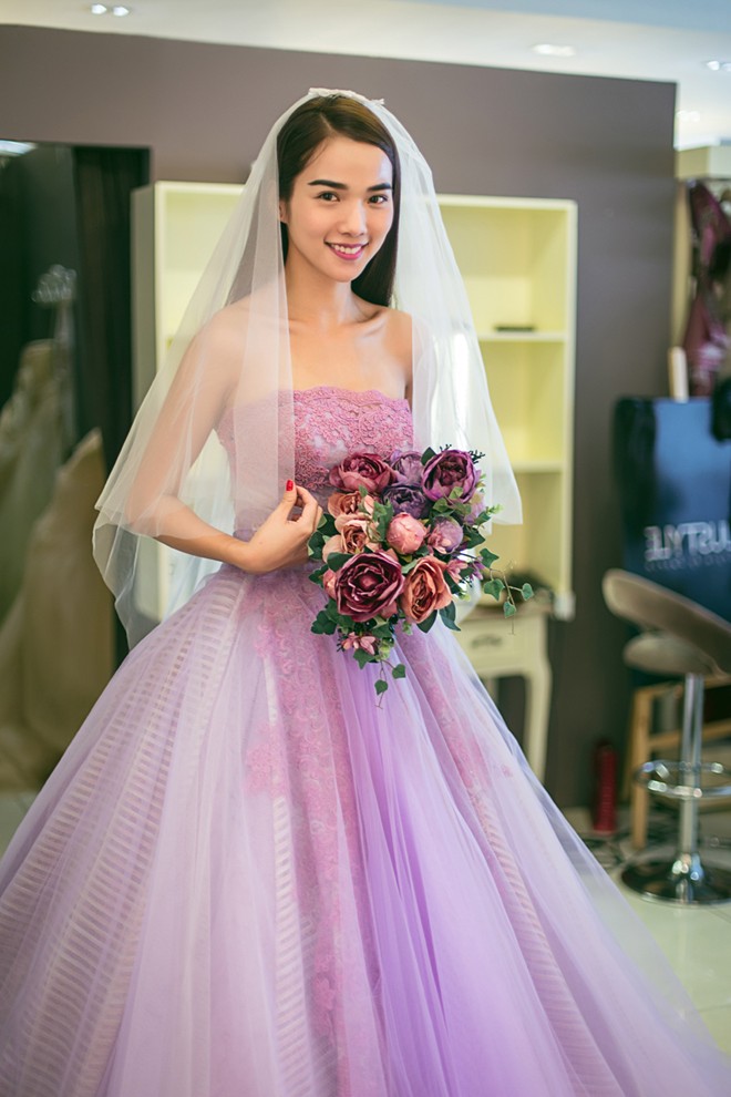 Cô dâu đẹp quyến rũ với váy cưới màu tím 8